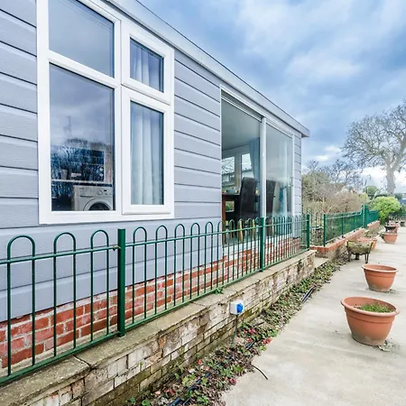 River Retreat- Near Holloway U, Thorpe Park And Heathrow Airport Exterior photo