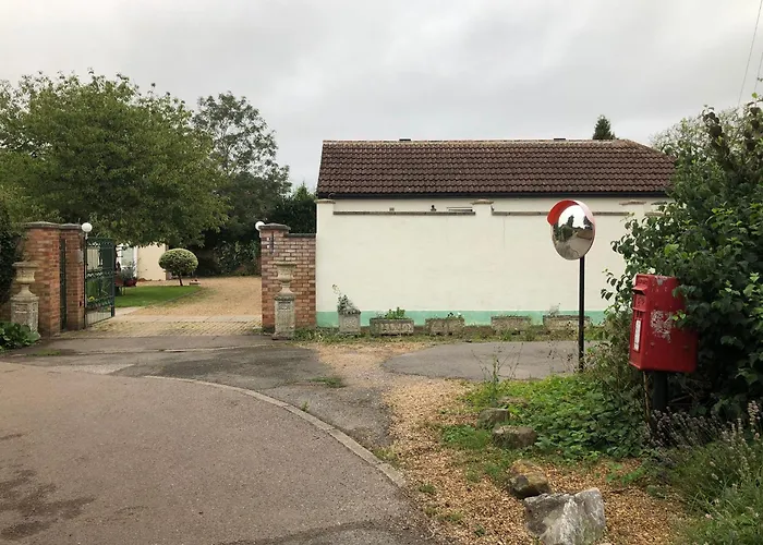 River Retreat- Near Holloway U, Thorpe Park And Heathrow Airport