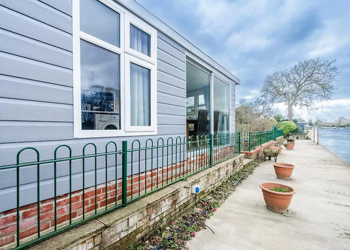 River Retreat- Near Holloway U, Thorpe Park And Heathrow Airport