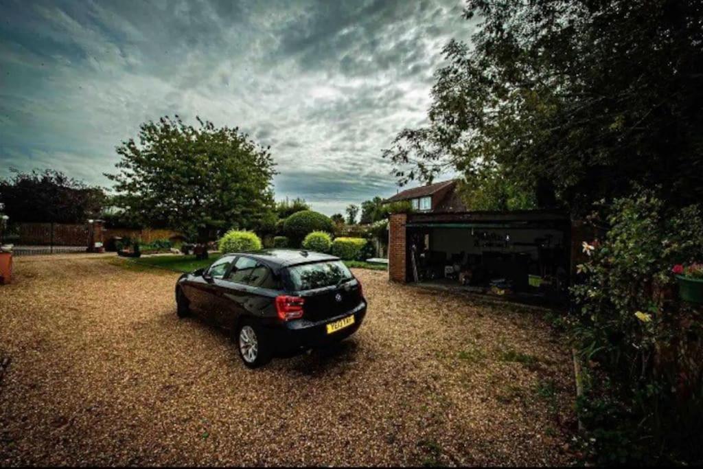 Apartment River Retreat- Near Holloway U, Thorpe Park And Heathrow Airport