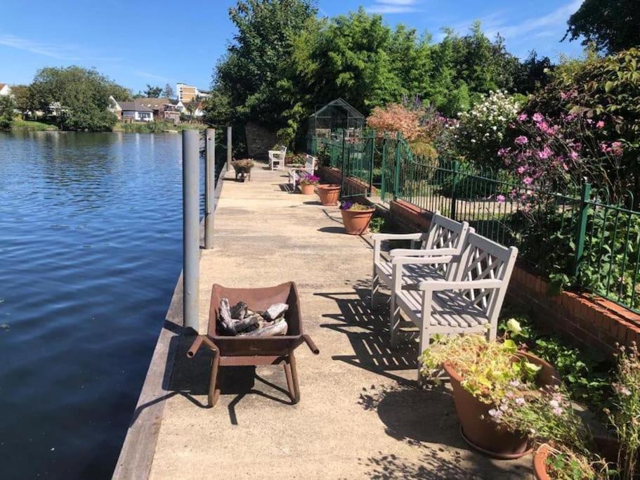 Apartment River Retreat- Near Holloway U, Thorpe Park And Heathrow Airport