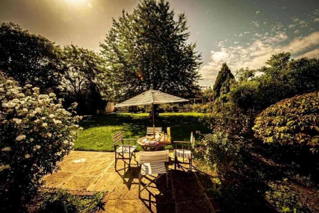River Retreat- Near Holloway U, Thorpe Park And Heathrow Airport * Thorpe (Surrey)