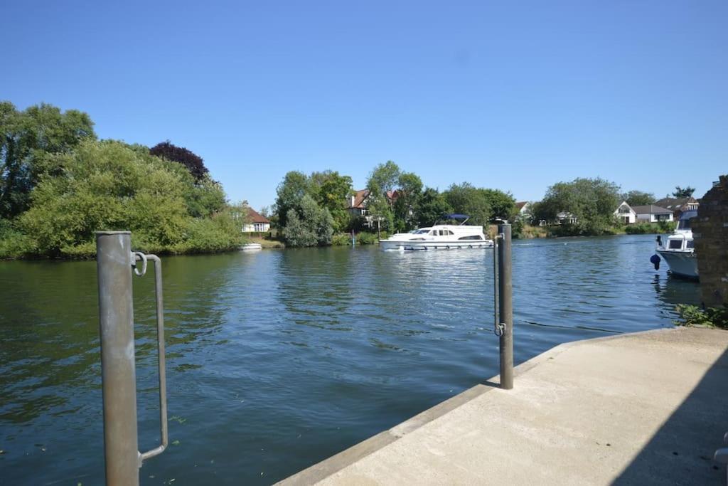 River Retreat- Near Holloway U, Thorpe Park And Heathrow Airport Thorpe (Surrey)