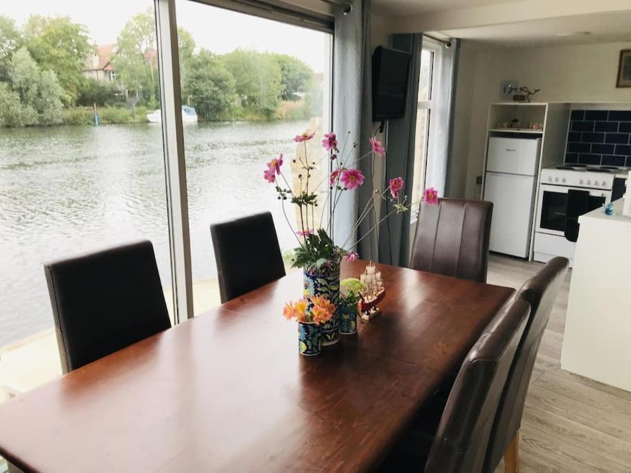 Apartment River Retreat- Near Holloway U, Thorpe Park And Heathrow Airport
