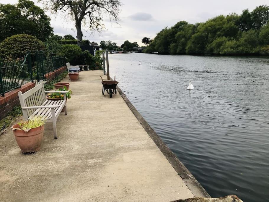 River Retreat- Near Holloway U, Thorpe Park And Heathrow Airport Apartment