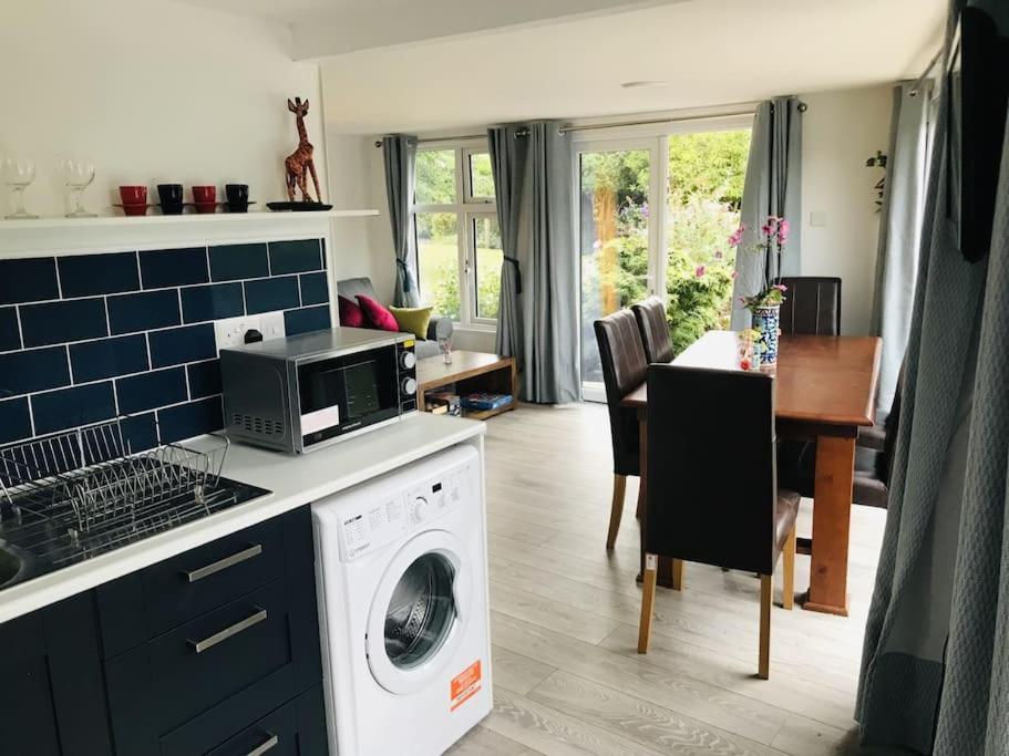 River Retreat- Near Holloway U, Thorpe Park And Heathrow Airport Thorpe (Surrey)
