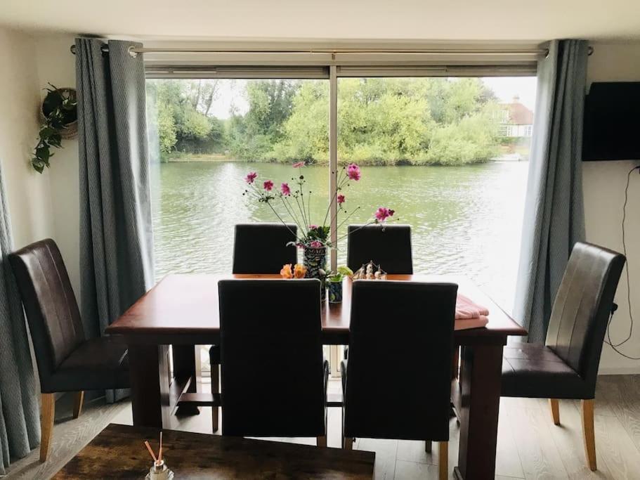 River Retreat- Near Holloway U, Thorpe Park And Heathrow Airport *