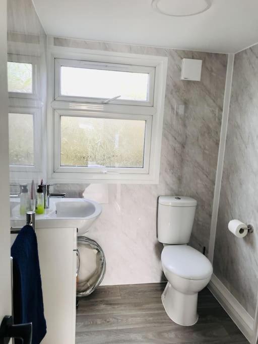 River Retreat- Near Holloway U, Thorpe Park And Heathrow Airport Apartment *