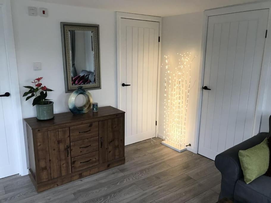 River Retreat- Near Holloway U, Thorpe Park And Heathrow Airport Apartment