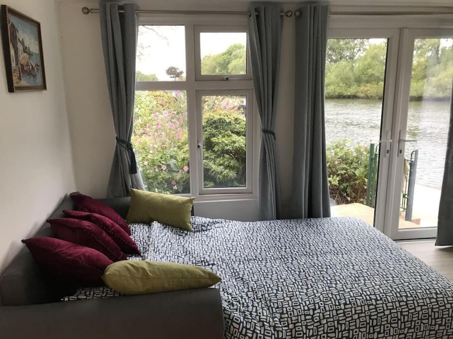 Apartment River Retreat- Near Holloway U, Thorpe Park And Heathrow Airport *
