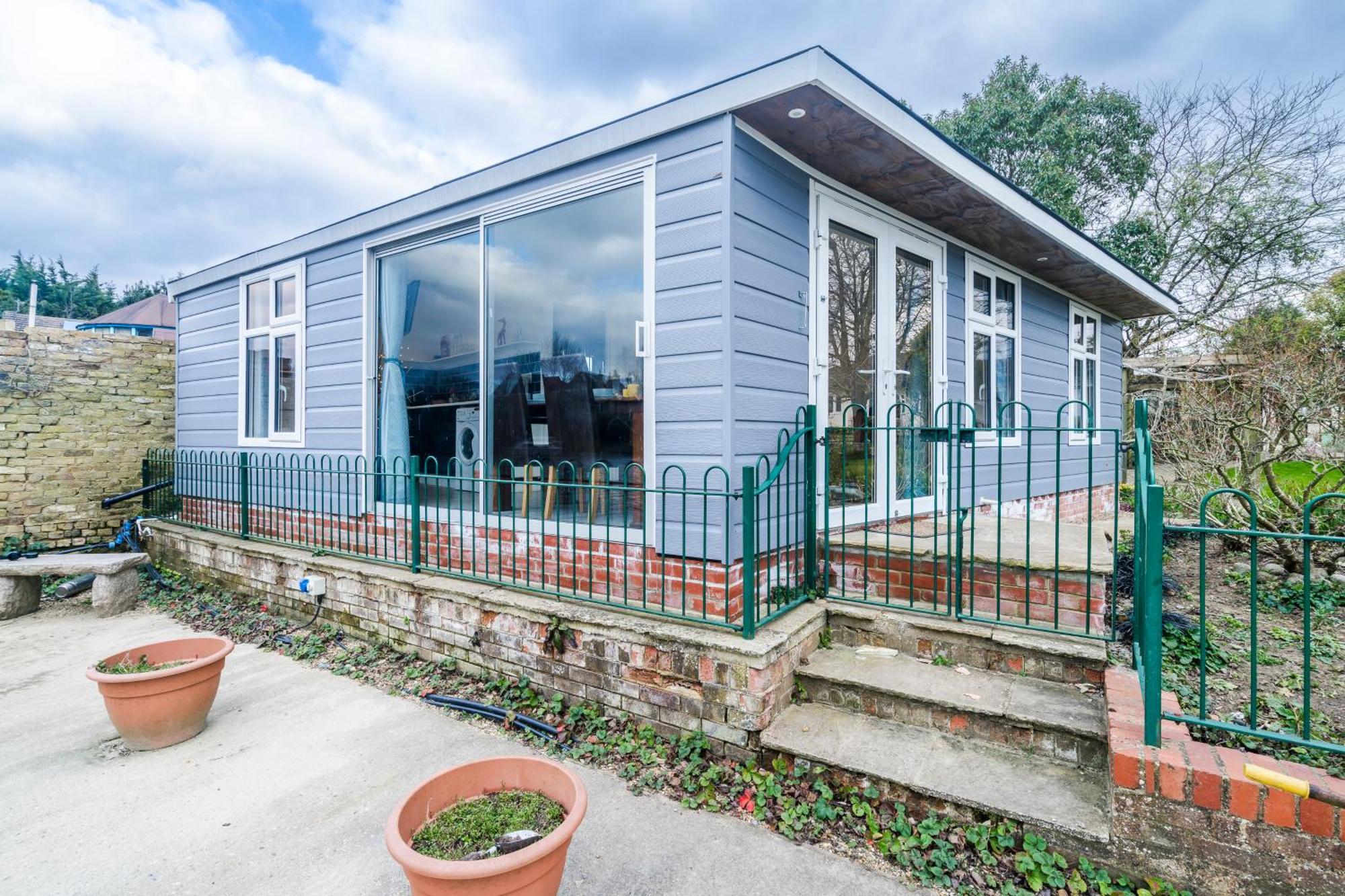Apartment River Retreat- Near Holloway U, Thorpe Park And Heathrow Airport