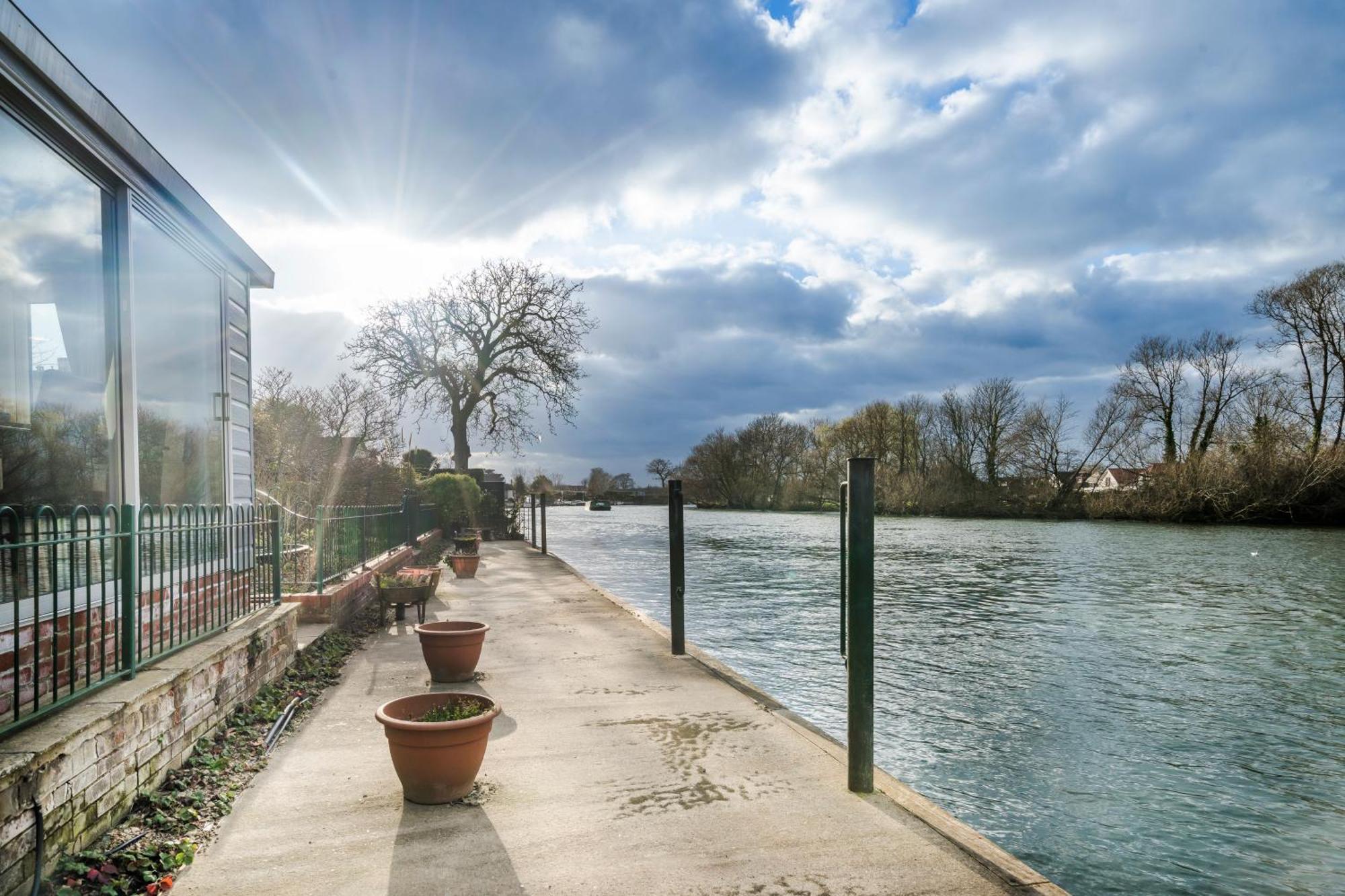 River Retreat- Near Holloway U, Thorpe Park And Heathrow Airport