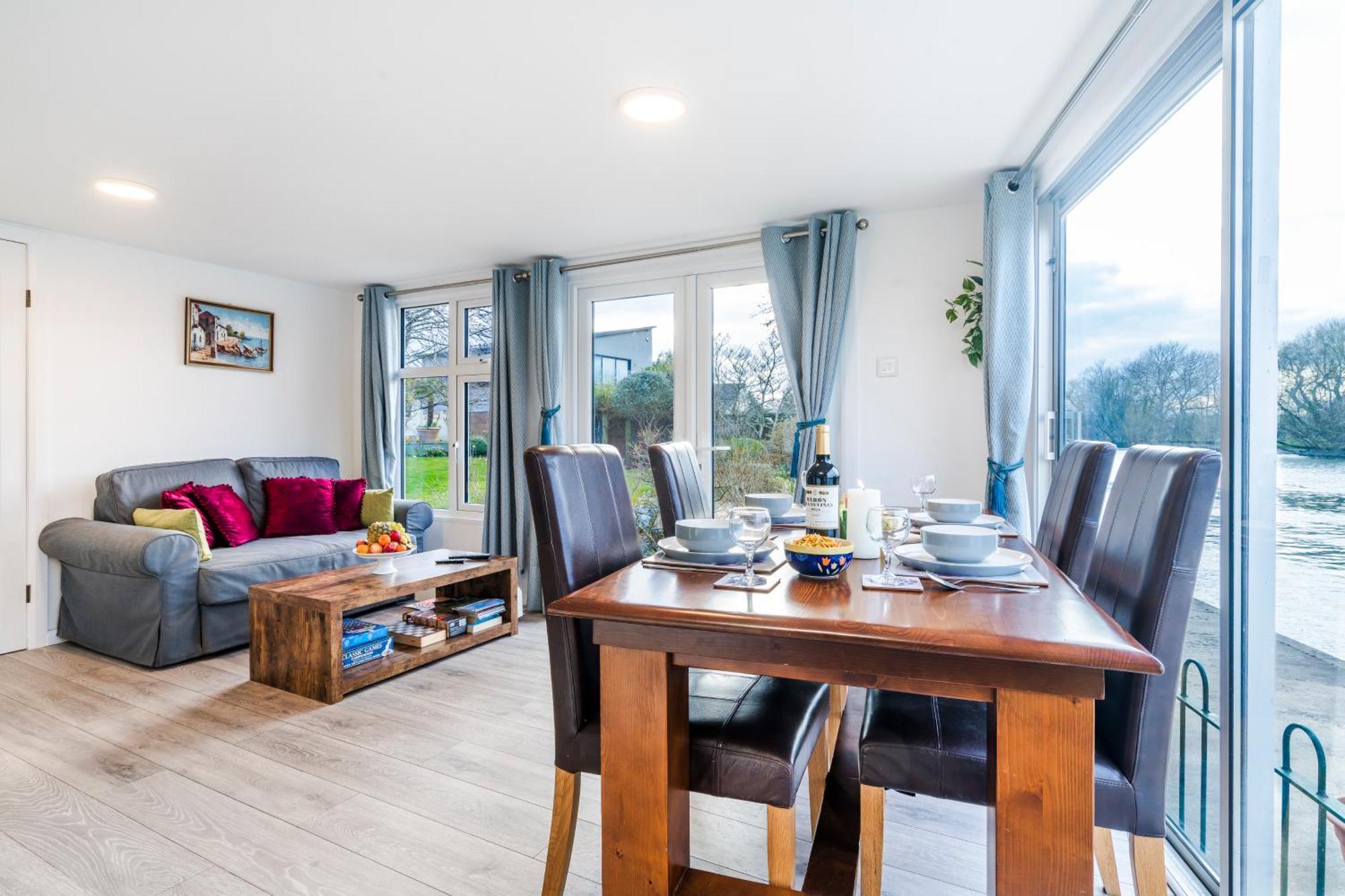 River Retreat- Near Holloway U, Thorpe Park And Heathrow Airport Apartment *