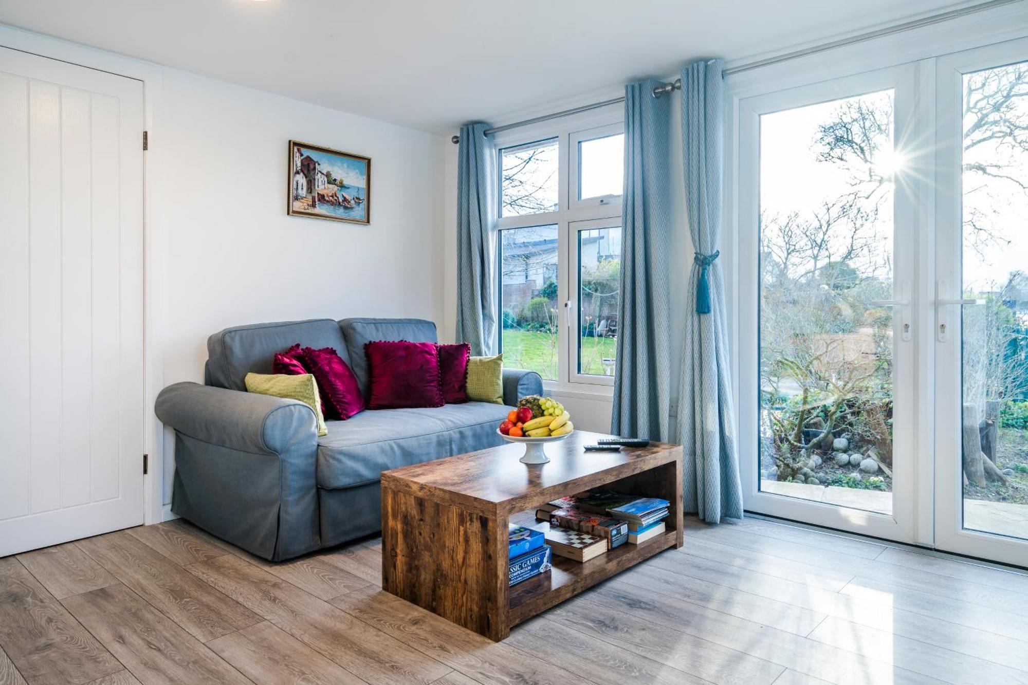 River Retreat- Near Holloway U, Thorpe Park And Heathrow Airport * Thorpe (Surrey)