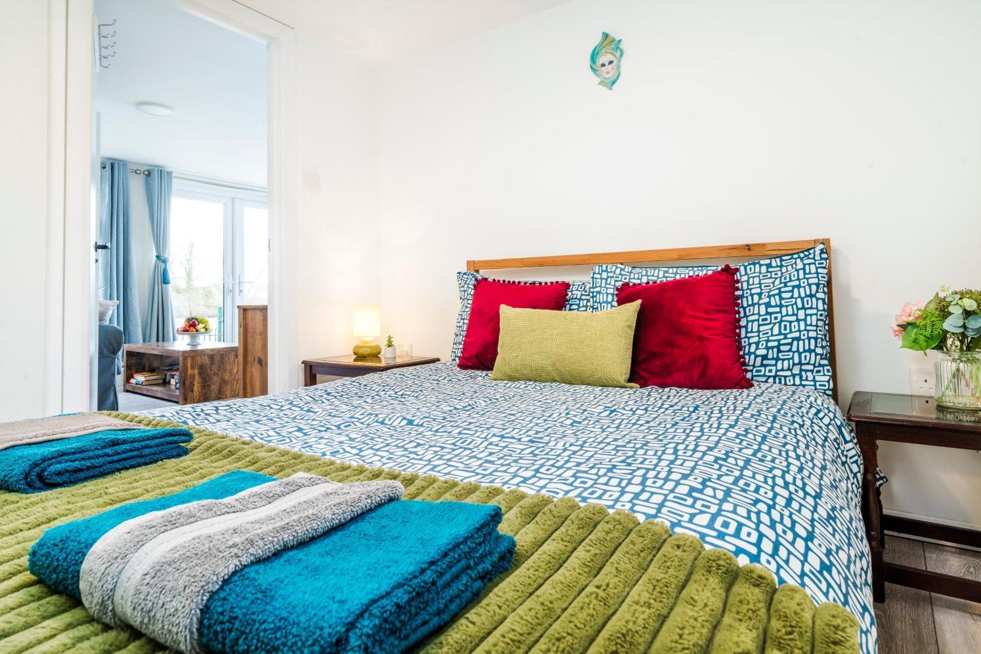 River Retreat- Near Holloway U, Thorpe Park And Heathrow Airport Apartment