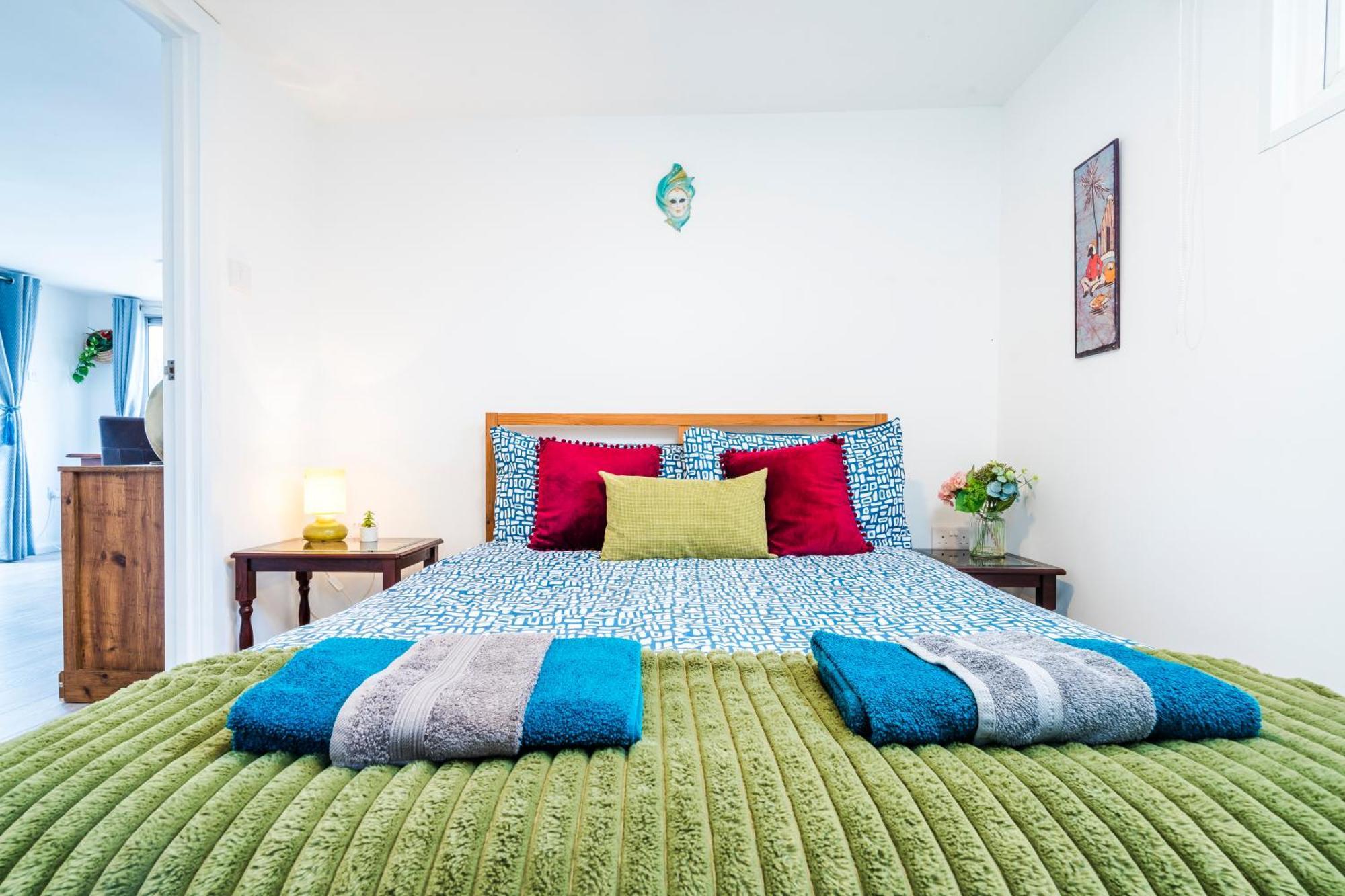 River Retreat- Near Holloway U, Thorpe Park And Heathrow Airport Apartment