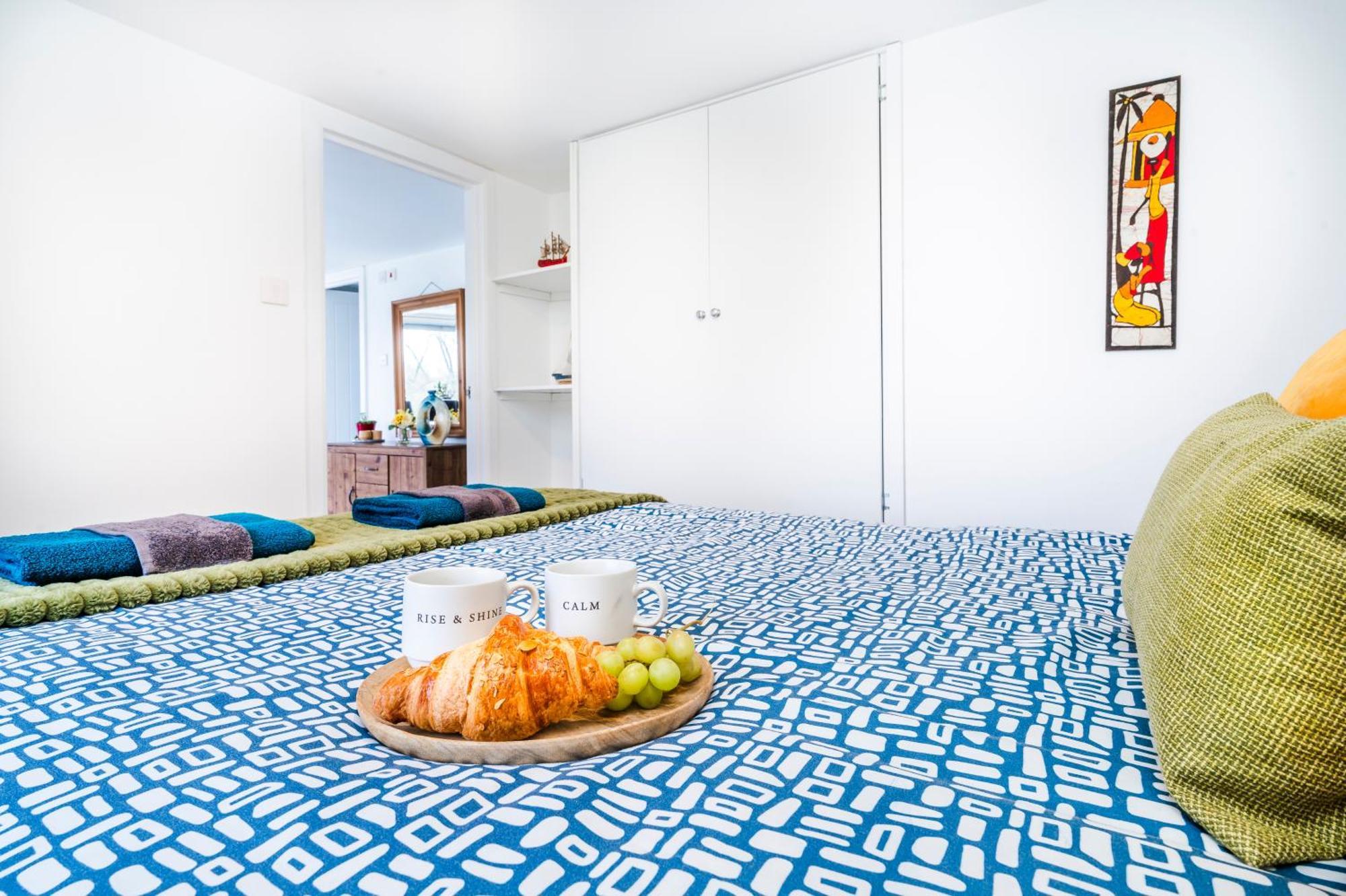 Apartment River Retreat- Near Holloway U, Thorpe Park And Heathrow Airport *