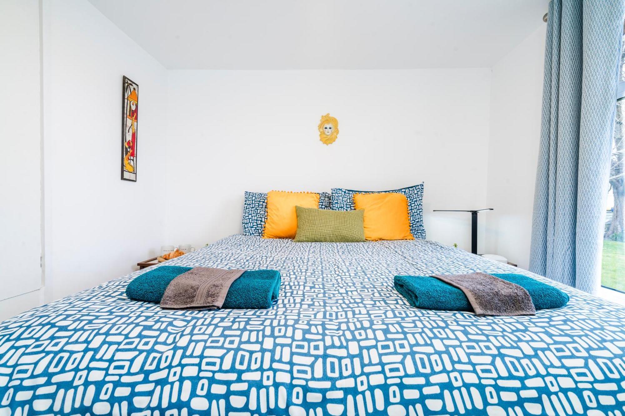 River Retreat- Near Holloway U, Thorpe Park And Heathrow Airport * Thorpe (Surrey)