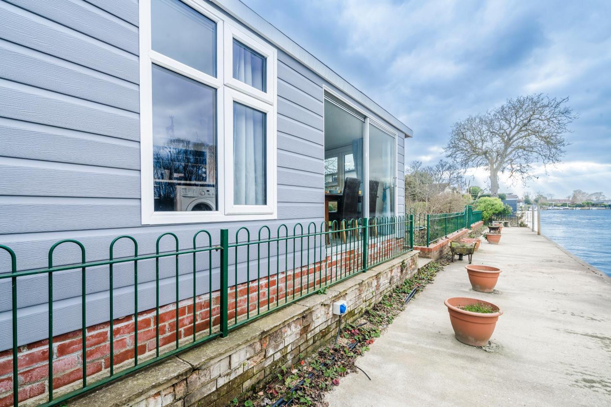 River Retreat- Near Holloway U, Thorpe Park And Heathrow Airport *