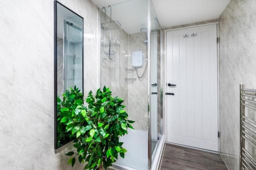 River Retreat- Near Holloway U, Thorpe Park And Heathrow Airport Apartment *