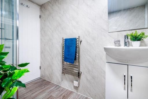 River Retreat- Near Holloway U, Thorpe Park And Heathrow Airport * Thorpe (Surrey)