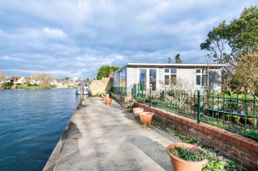 River Retreat- Near Holloway U, Thorpe Park And Heathrow Airport * Thorpe (Surrey)