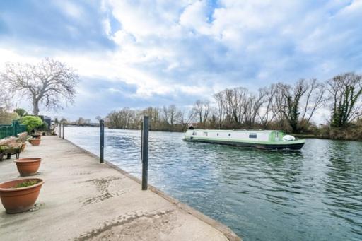 River Retreat- Near Holloway U, Thorpe Park And Heathrow Airport Apartment *